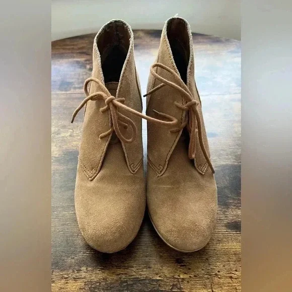 White Mountain | ladies Chestnut suede ankle boot. Size: 7.5M. - Picture 2 of 9